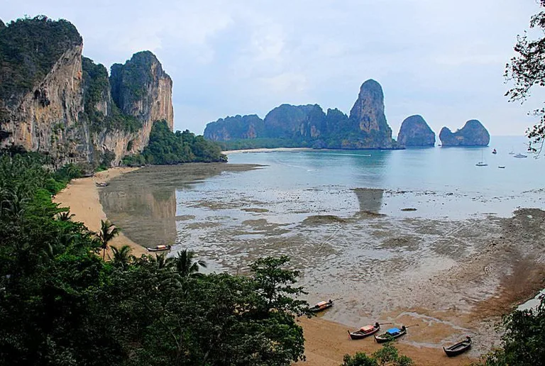 beautiful rock formations in tonsai beach