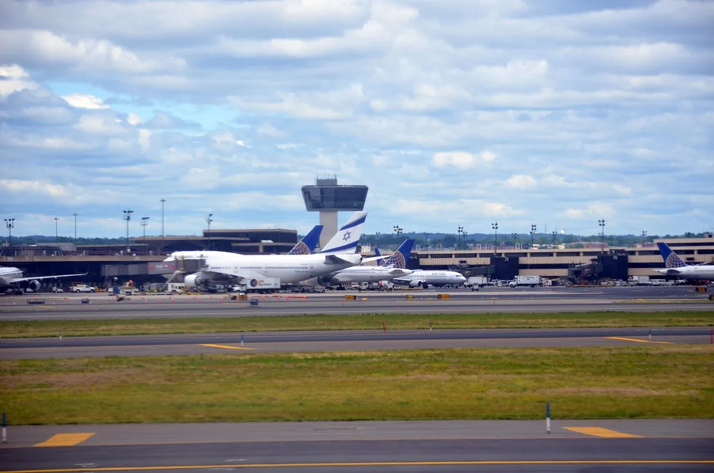plane in the runway of newark airport