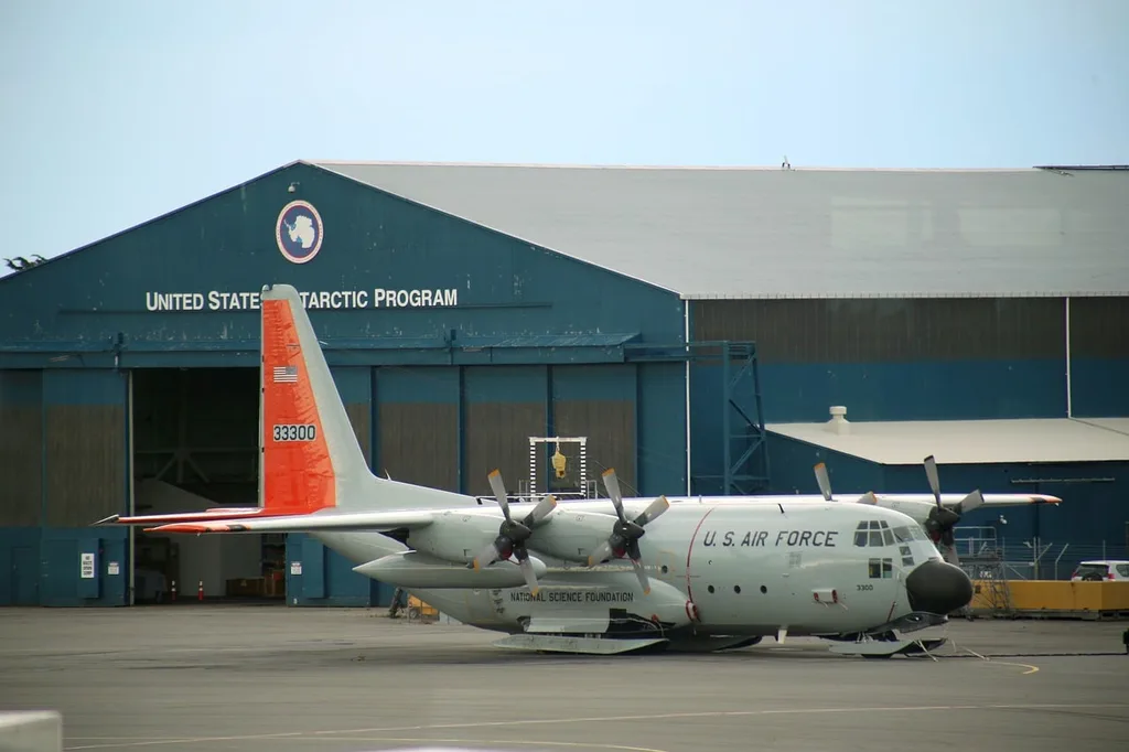 Specialized ice-equipped US aircraft