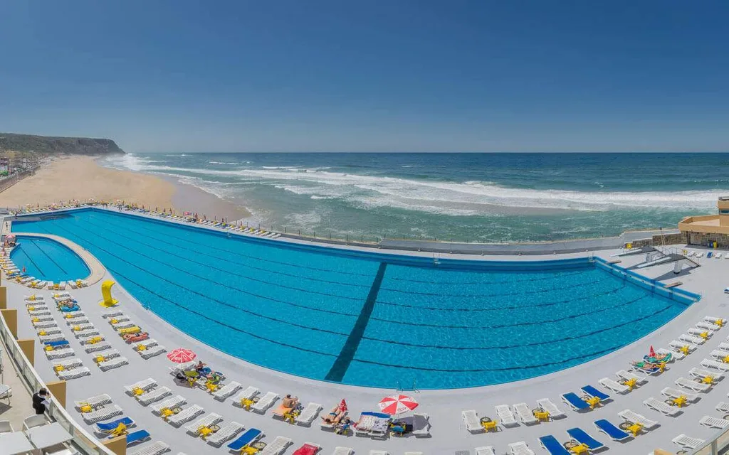 Huge outdoor pool overlooking the beach from Arribas Hotel 