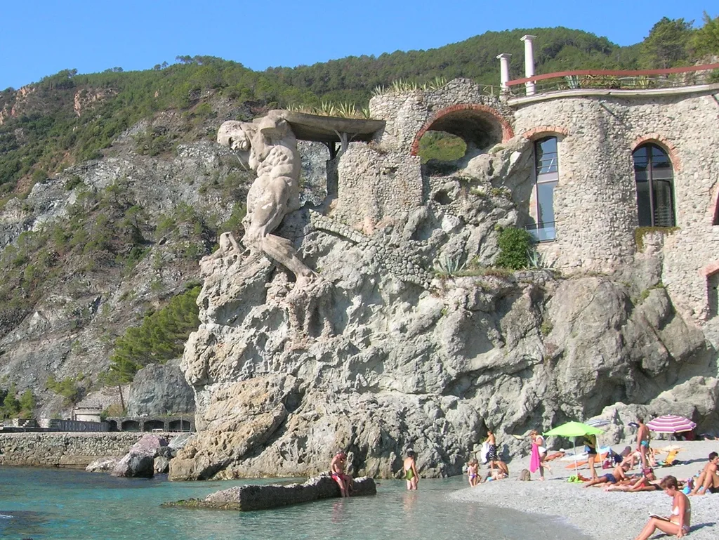 The statue of Neptune on Spiaggia del Gigante beach
