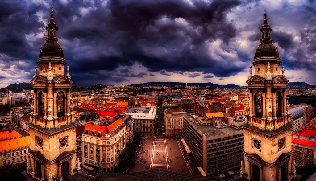 Night sets upon Budapest in the autumn
