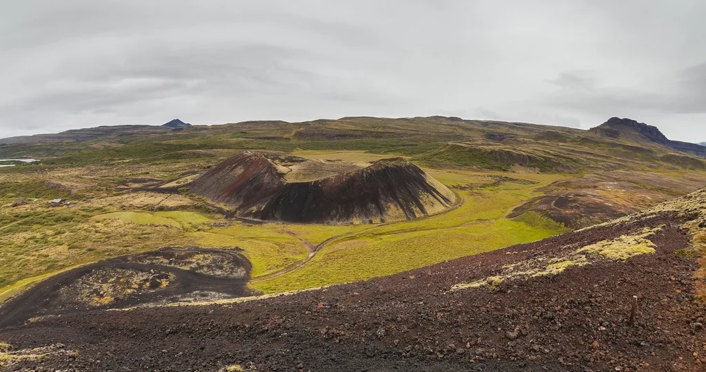 Grabrokargigar twin craters are very close to Landbrotalaug