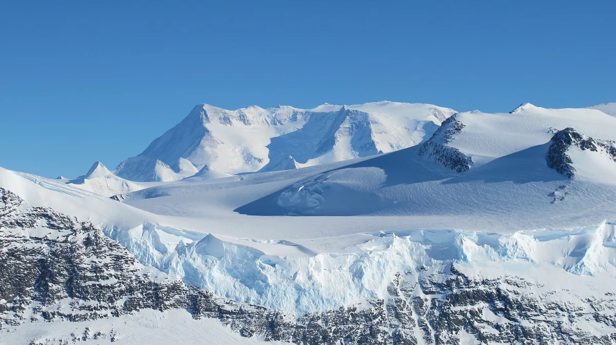 Does Anyone Live in Antarctica? Permanent Residents, Science Staff & FAQs