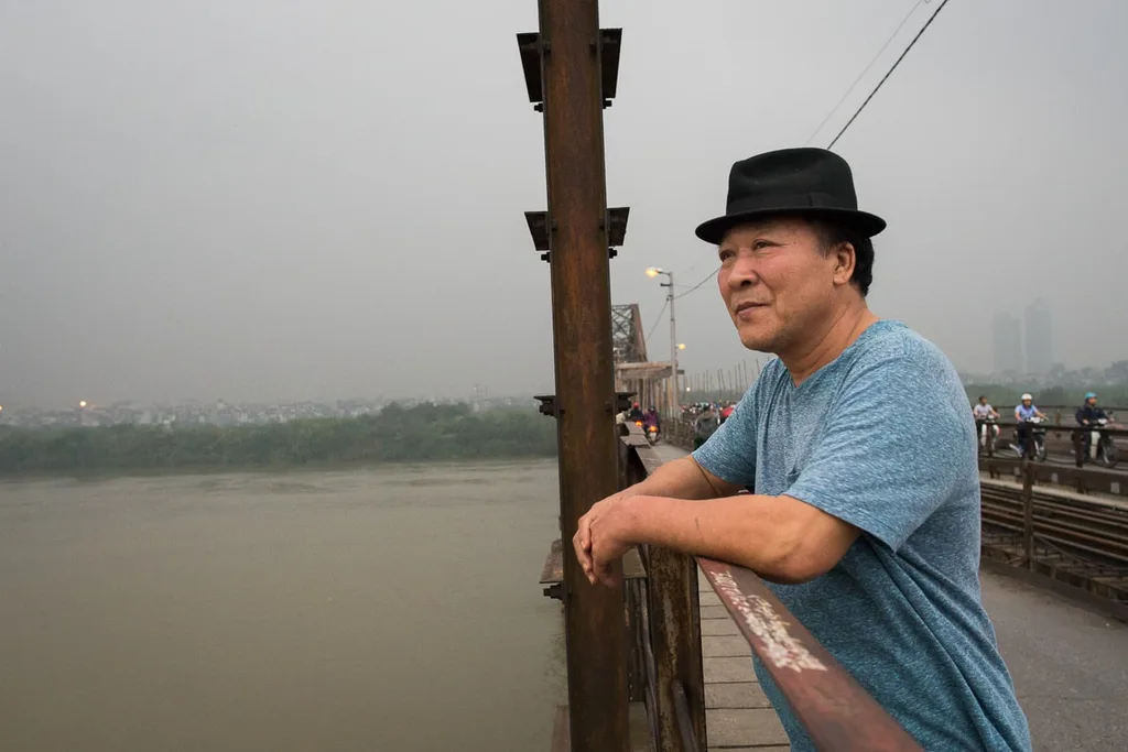 Man with hat on the bridge