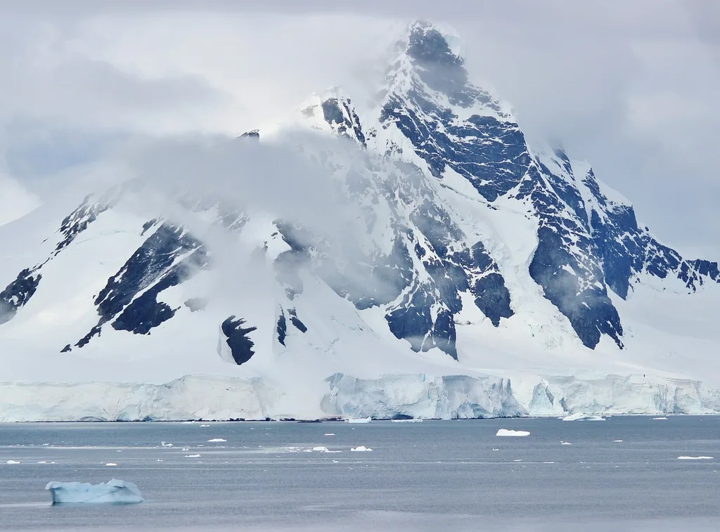 Mountain ranges in Antarctica look formidable