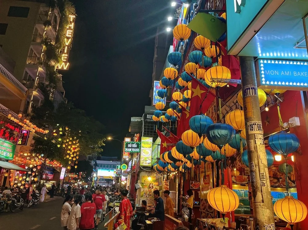 "Lễ Giáng Sinh": Embracing the Christmas Spirit in Vietnam