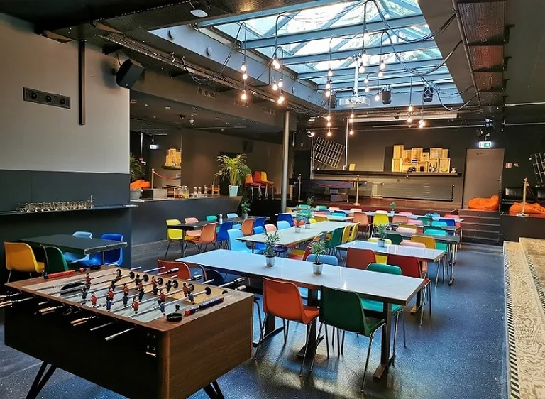 Lounge and game room in Barabas Hotel