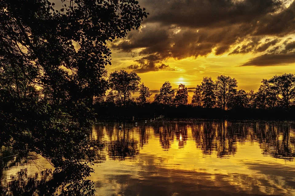 A relaxing sunset on a lake