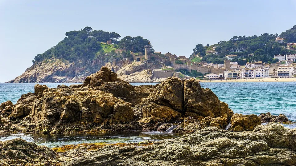 Tossa de Mar fortress and beach
