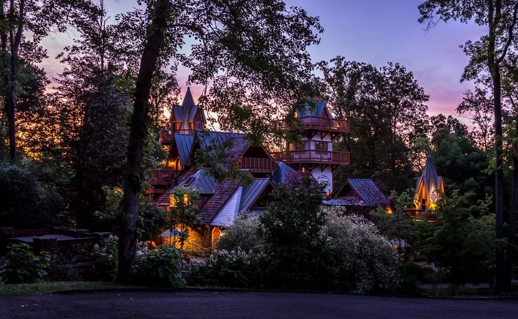 A view Landoll's Mohican Castle at dusk