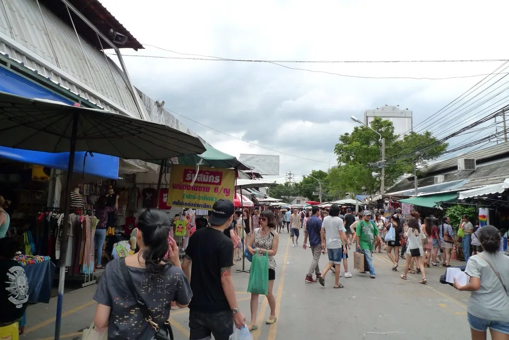 the busy alley of chatuchak market