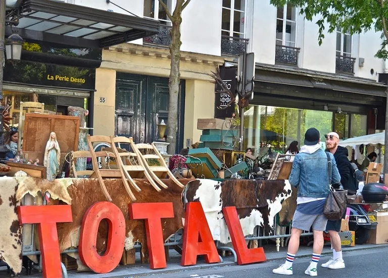 Total sale at a flea market in Paris