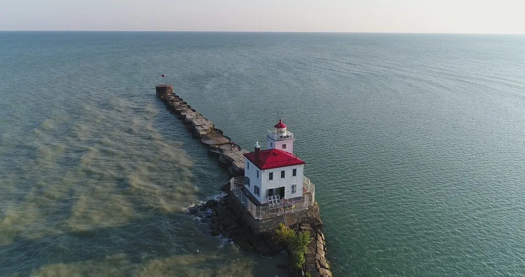 A solitary lighthouse on the Lake Erie in Ohio